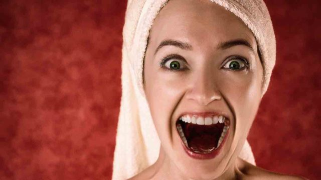 como quitar las manchas de vino de los dientes