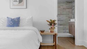 como combinar una mesita de noche en el dormitorio