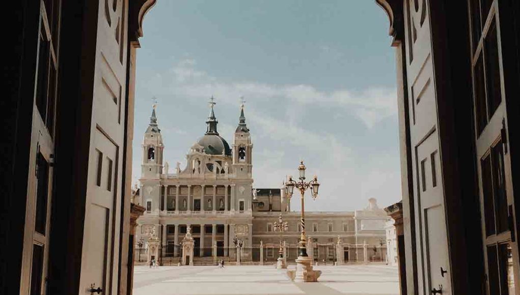 Descubre la encantadora Zona de los Austrias: el corazón histórico de Madrid