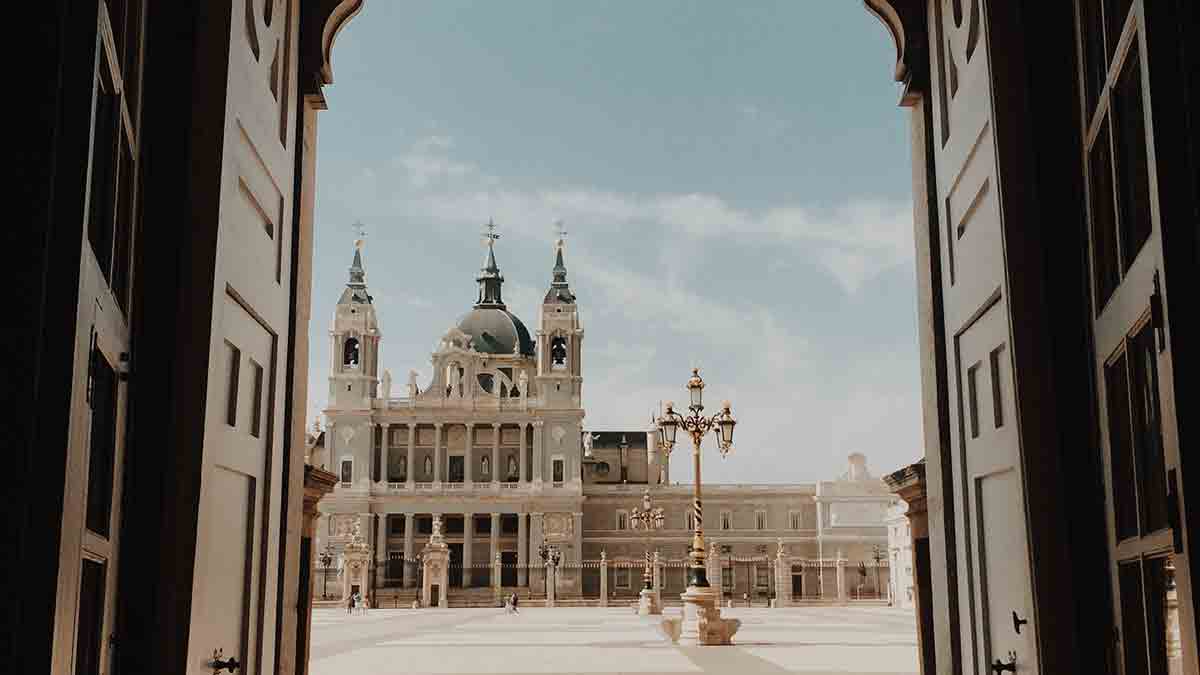 Descubre la encantadora Zona de los Austrias: el corazón histórico de Madrid