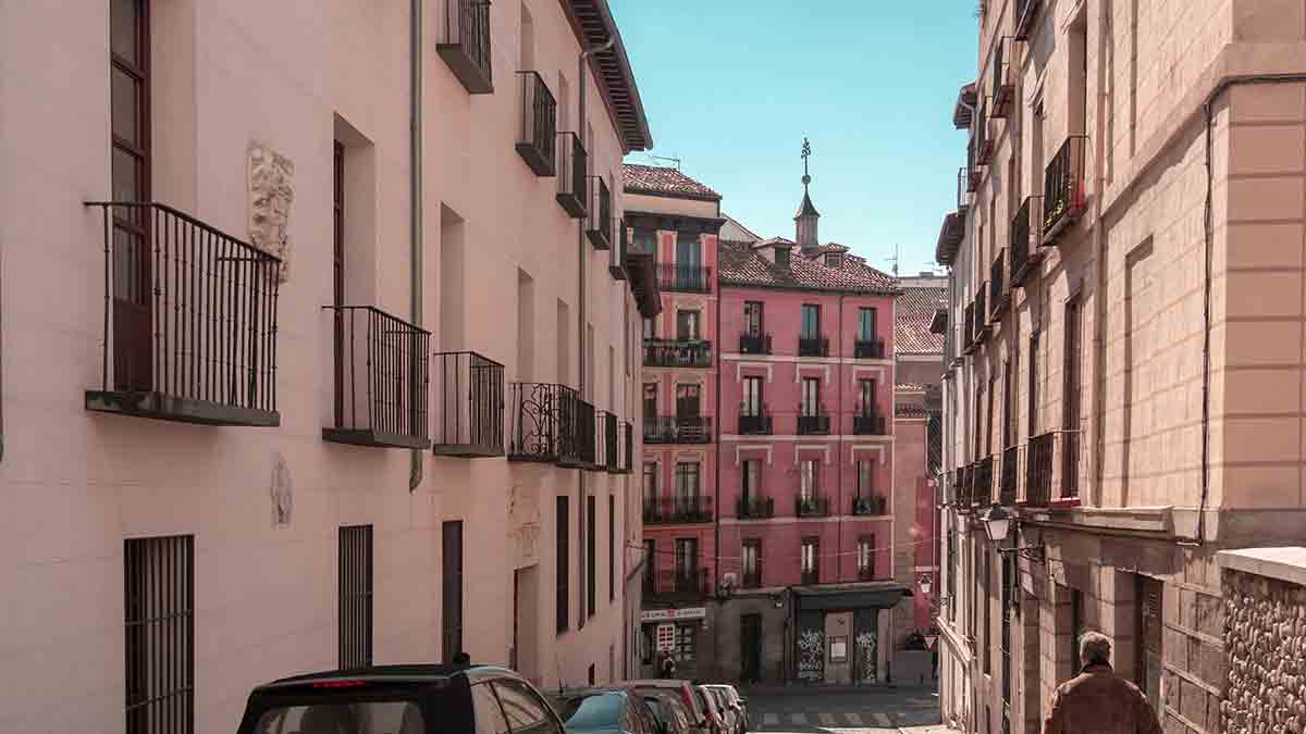 Descubre las opiniones sobre el barrio Cuatro Caminos en Madrid: ¡Imprescindible!