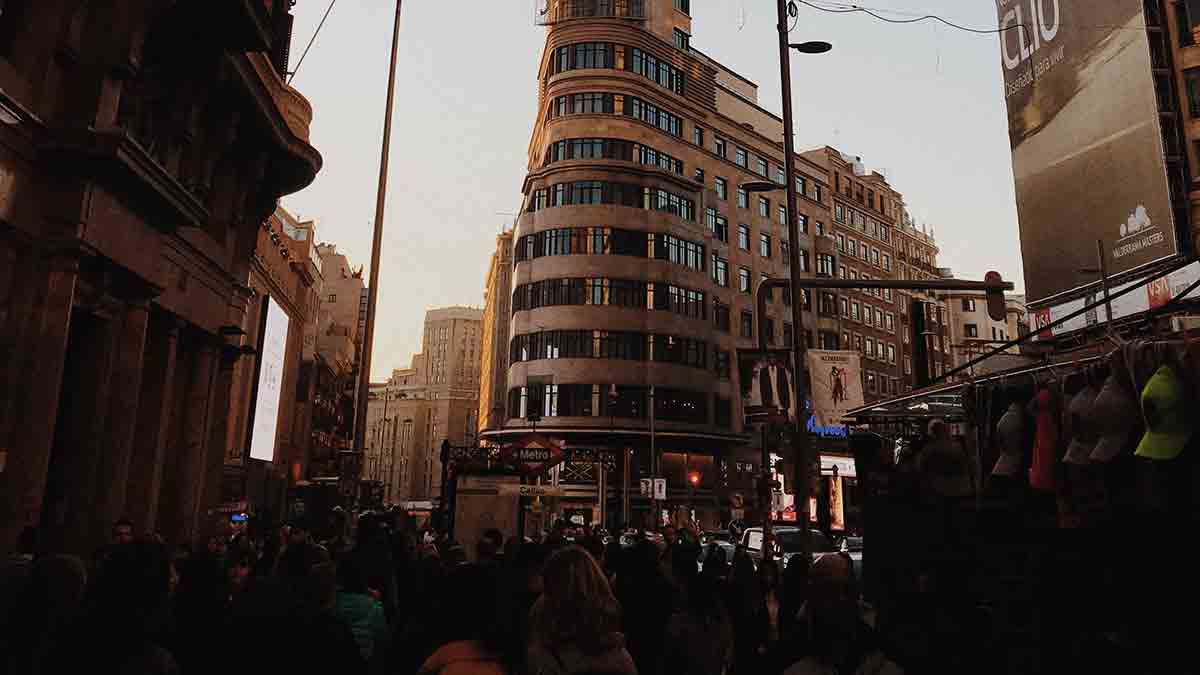 Descubre la vibrante Plaza de Callao en el corazón de Madrid