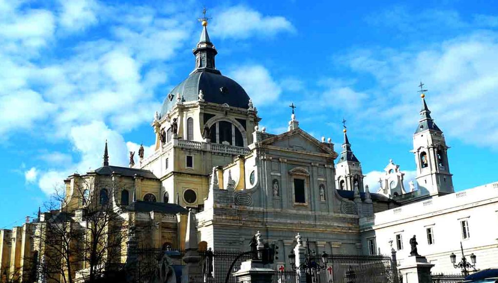 Explorando la Majestuosa Catedral de Santa María la Real de la Almudena