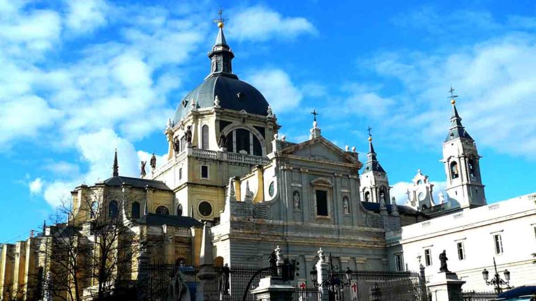 Explorando la Majestuosa Catedral de Santa María la Real de la Almudena