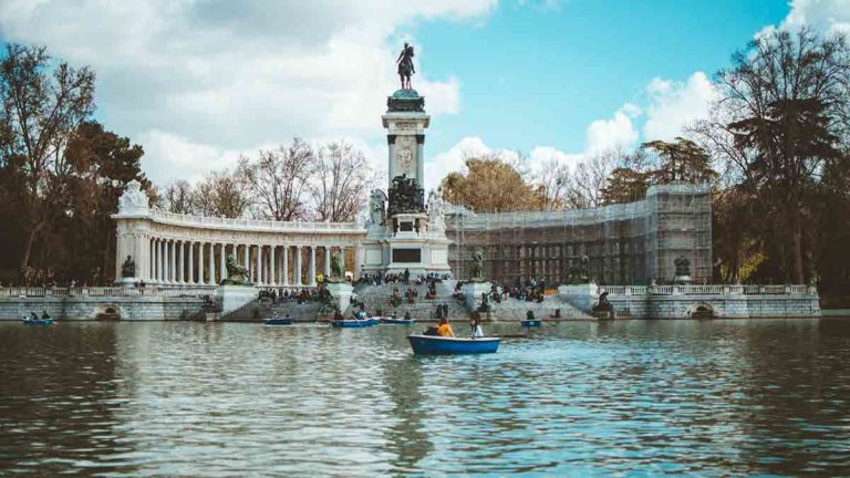 Explorando la Belleza Natural y la Historia de la Casa de Campo en Madrid