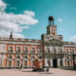 Descubre la emblemática Plaza Puerta del Sol en Madrid: un rincón lleno de historia