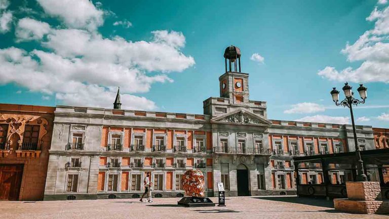 Descubre la emblemática Plaza Puerta del Sol en Madrid: un rincón lleno de historia