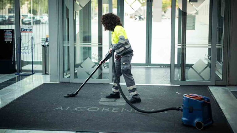 Seromal mejora las condiciones laborales de más de 200 trabajadores de limpieza en Alcobendas