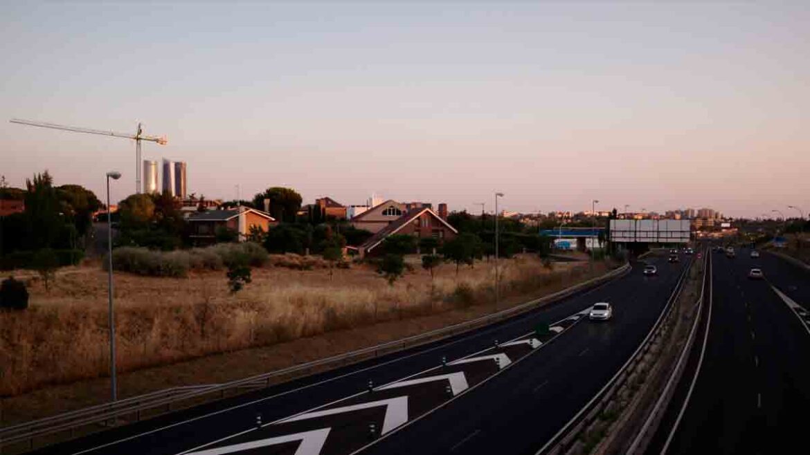Obras de ampliación del tercer carril de la M-607 entre Tres Cantos y Colmenar Viejo, donde se han programado cortes nocturnos en noviembre de 2026