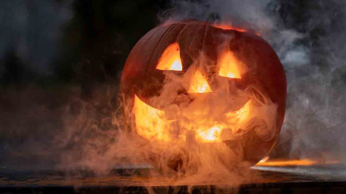 Vecinos disfrazados de zombis bailan Thriller de Michael Jackson por Halloween